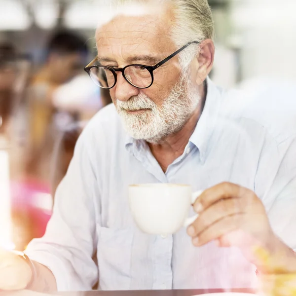 Senior Man Bekerja dengan kopi — Stok Foto