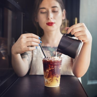 kadın içki içecek