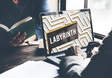 bilgisayarda çalışan adam