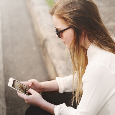 Akıllı telefon kullanan kadın