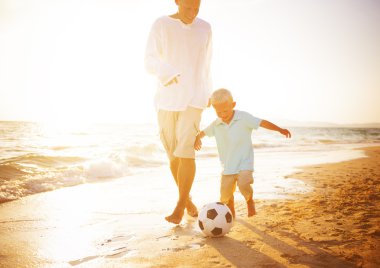 Baba oğul top oynuyorlar.