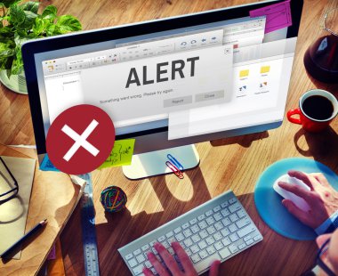 Bilgisayar kullanan adam