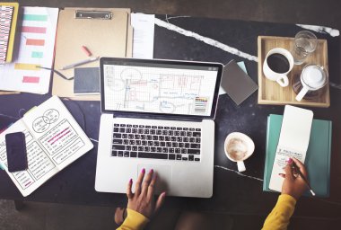 bilgisayar ile çalışan kadın