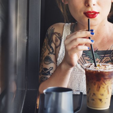 kadın içki içecek