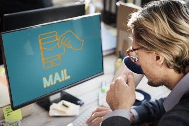 Bilgisayar klavyesinde yazan iş adamı