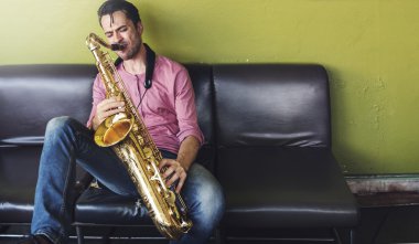 jazzman oynarken saksafon