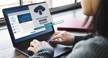 dizüstü bilgisayar ile kadın portresi