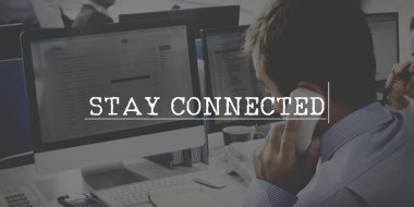 Kalmak bağlı olan bilgisayarda çalışan iş adamı