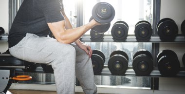 spor salonunda spor adamı