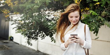 Akıllı telefon kullanan kadın