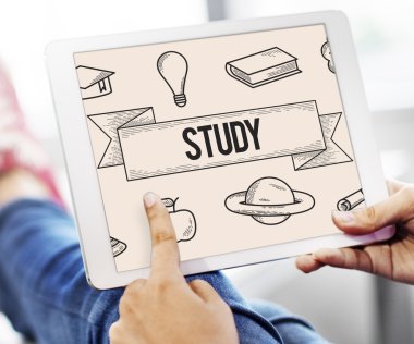 Tablet kullanan kadın