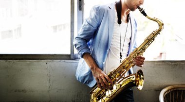 jazzman oynarken saksafon