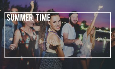 Dışarı asılı açık havada partide arkadaşlar