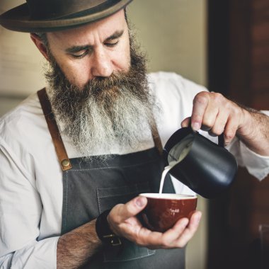 Kafede kahve yapan barista.