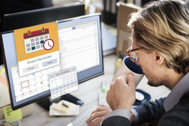 Bilgisayar klavyesinde yazan adam