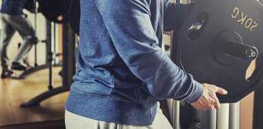 spor salonunda spor adamı