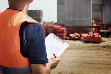 İnşaat işçisi sitesi binasında kalıyor