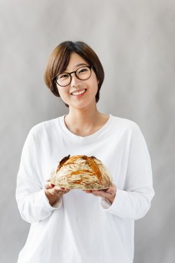 Ekmek ile Asyalı kız 