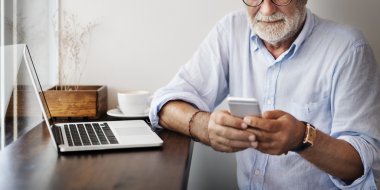 Cep telefonu olan adam.