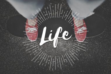 Kadın açık havada kaykay üzerinde