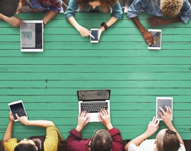 insanlar içinde dijital cihazlar tarama