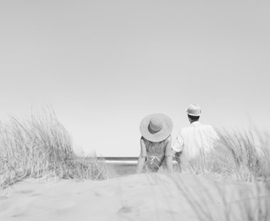 Sahilde oturan Çift