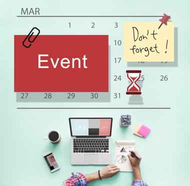 laptop ile çalışan kişi 