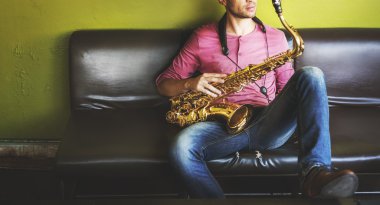 saksafon ile yakışıklı Jazzman