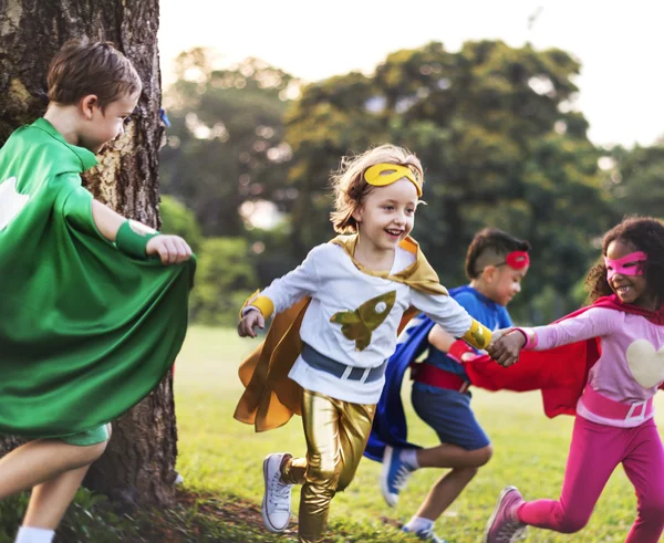 野外で遊ぶスーパー ヒーローの子供 — ストック写真