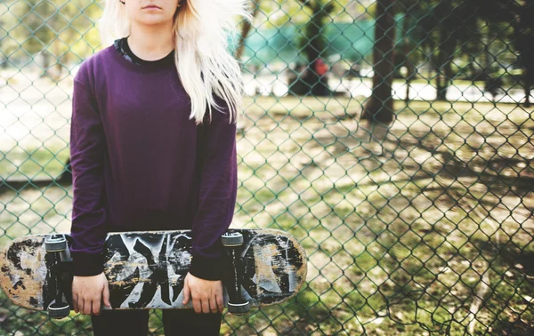 Blonda skater girl — Stockfoto