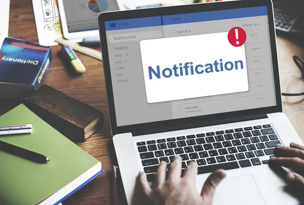 bilgisayarda çalışan adam