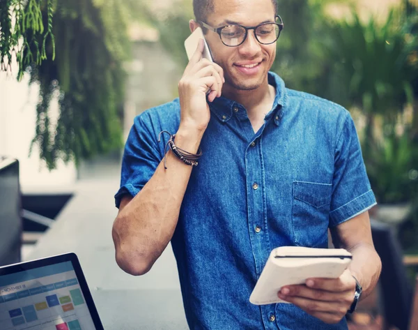 Man talking on mobile — Stock Photo, Image