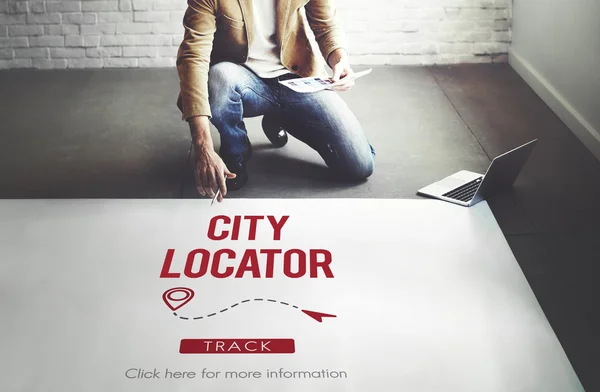 Hombre de negocios que trabaja con City Locator — Foto de Stock