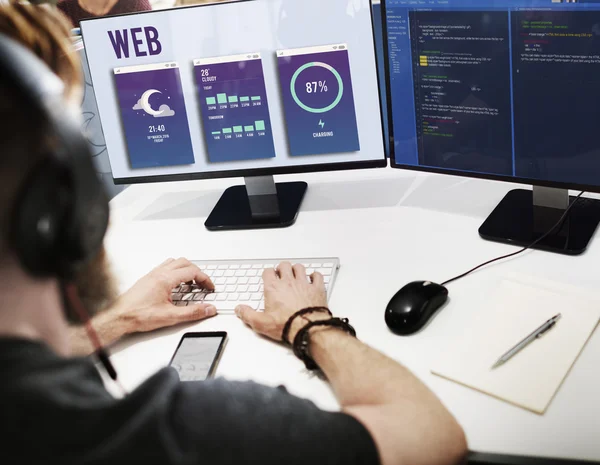 Бизнесмен, работающий на компьютере с Web — стоковое фото