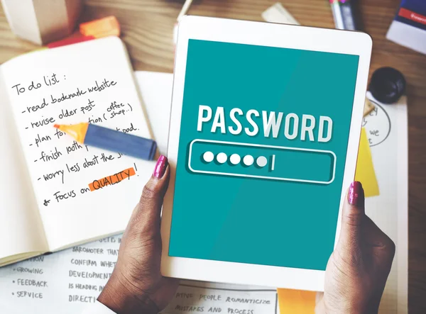 Dijital tablet tutan kadın