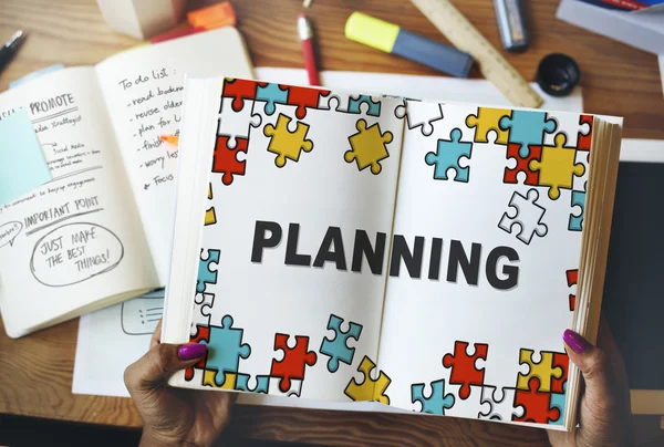 Mujer sosteniendo cuaderno — Foto de Stock