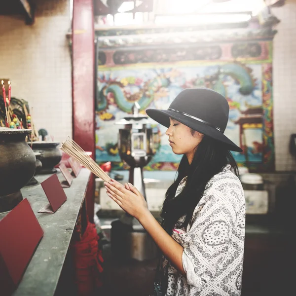 Asiatisk kvinna i svart hatt — Stockfoto
