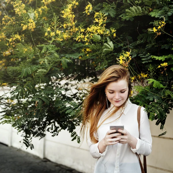 Mujer usando teléfono inteligente —  Fotos de Stock