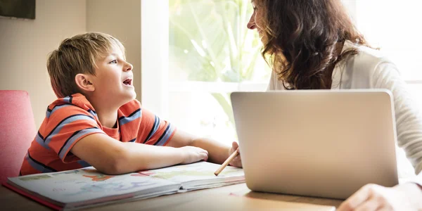 Mamma e figlio passare del tempo insieme — Foto Stock