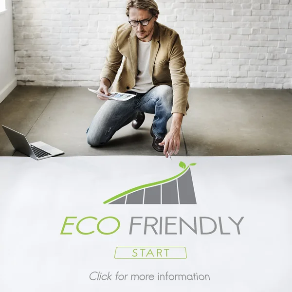Affärsman arbetar med miljövänliga — Stockfoto