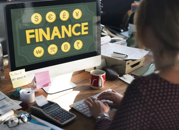 Geschäftsfrau arbeitet mit Finanzen am Computer — Stockfoto