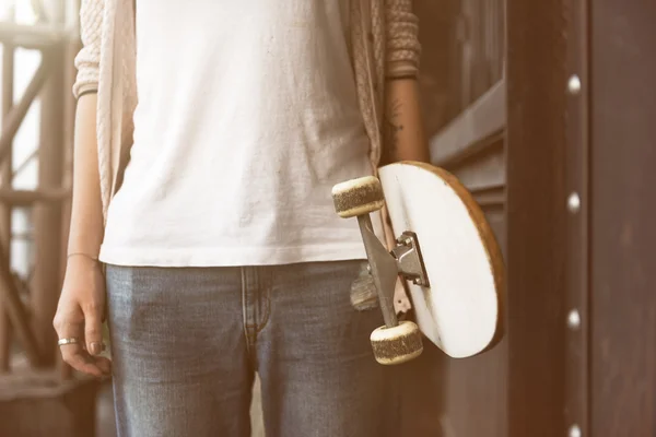 Σύγχρονη γυναίκα με skateboard — Φωτογραφία Αρχείου