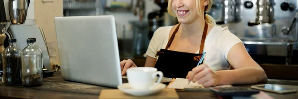 Frau arbeitet mit Computer — Stockfoto