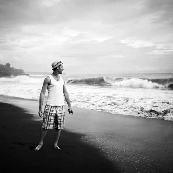 Homme en chapeau sur la plage — Photo