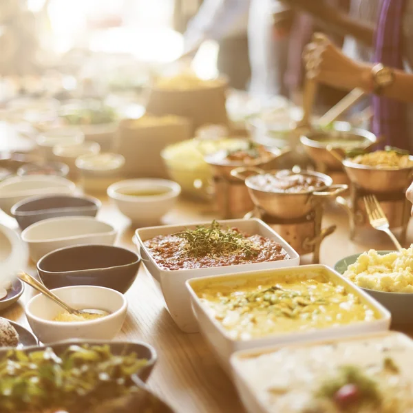 Mesa llena de comida variada — Foto de Stock