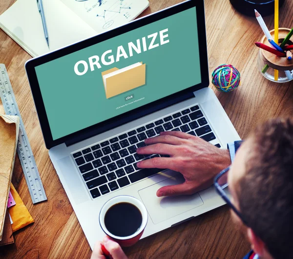 Hombre usando el ordenador portátil y el concepto de archivos — Foto de Stock