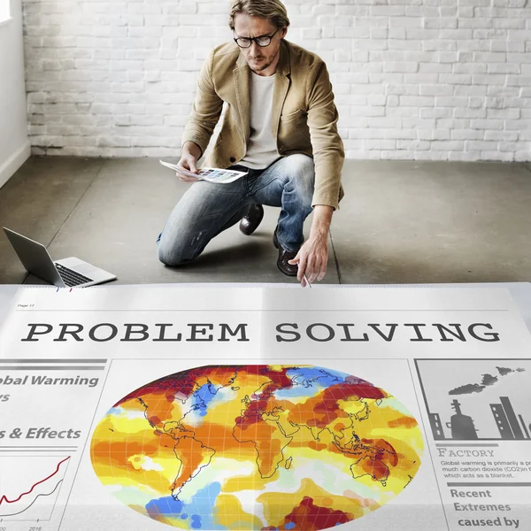 Affärsman som arbetar med problemlösning — Stockfoto