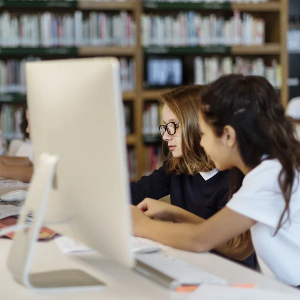 Kinder lernen im Computerunterricht — Stockfoto