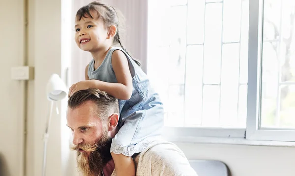 Papá e hija pasando tiempo juntos —  Fotos de Stock