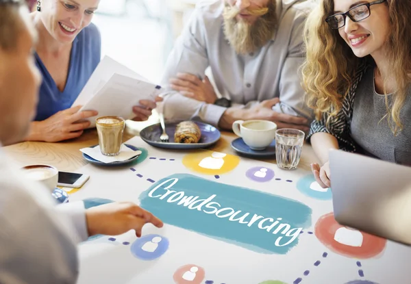 Menschen diskutieren über Krähen-Beschaffung — Stockfoto